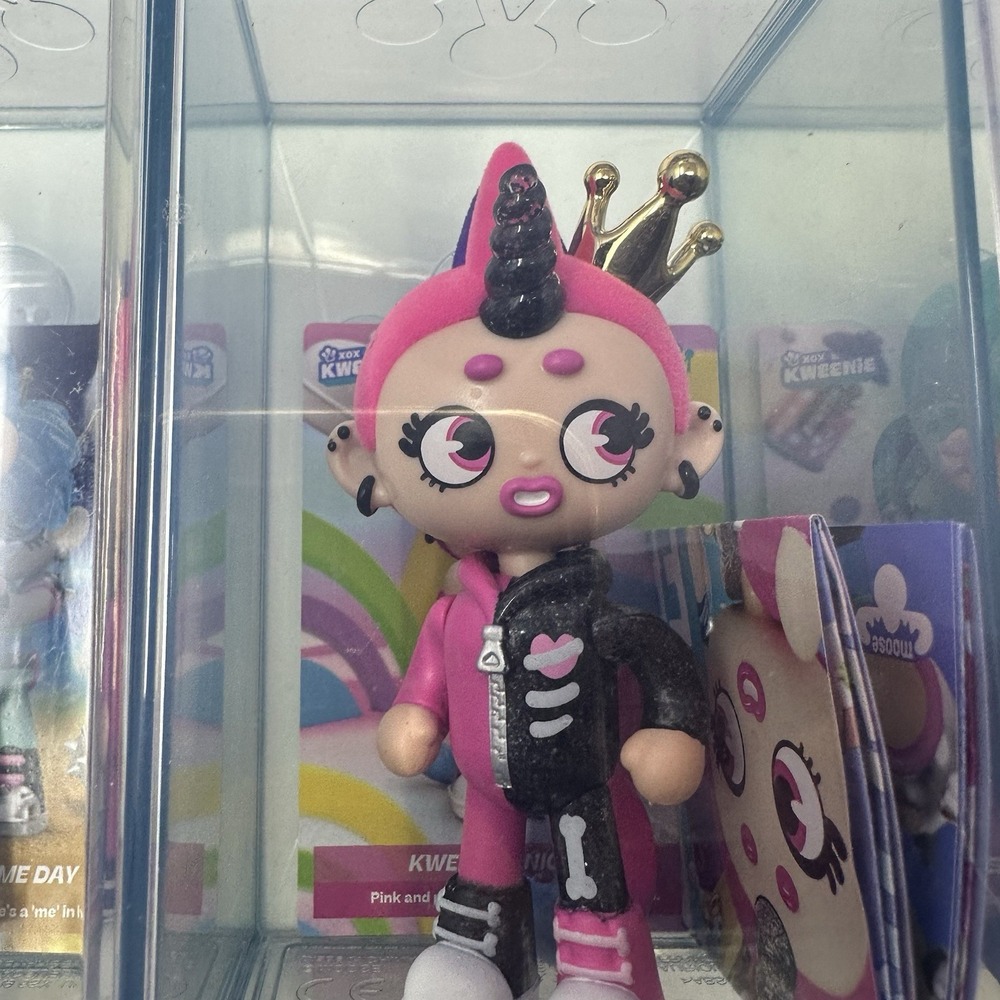 7  XOX Kweenie figurine dolls with cases and cards. - Picture 5 of 8